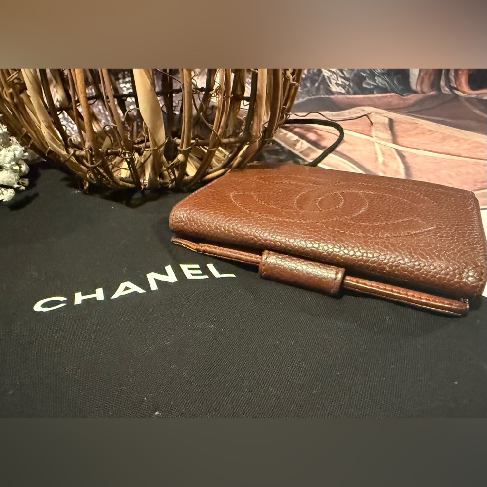 CHANEL Vintage Bi-Fold Caviar Flap Leather Wallet - Picture 6 of 16